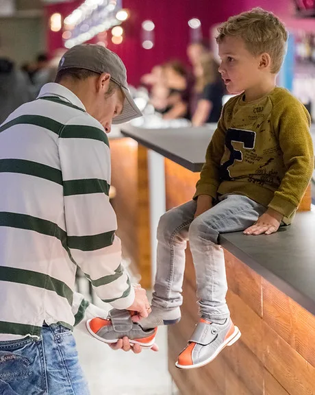 Chaussures de bowling NGT portées par un enfant, distribuées par Online Bowling Solution