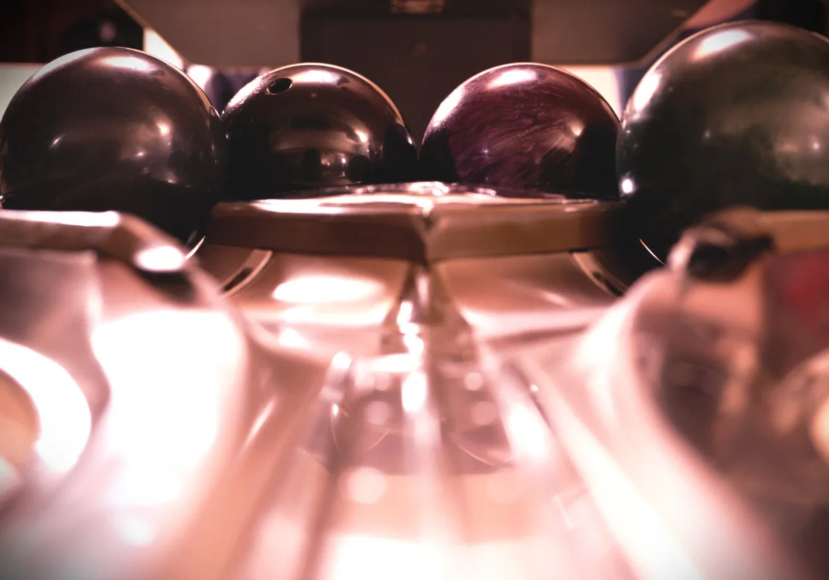 Boules de bowling sur un retour de boules